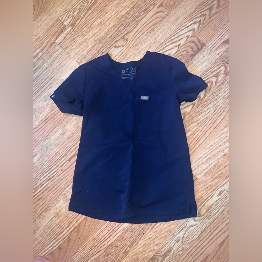 figs one pocket top